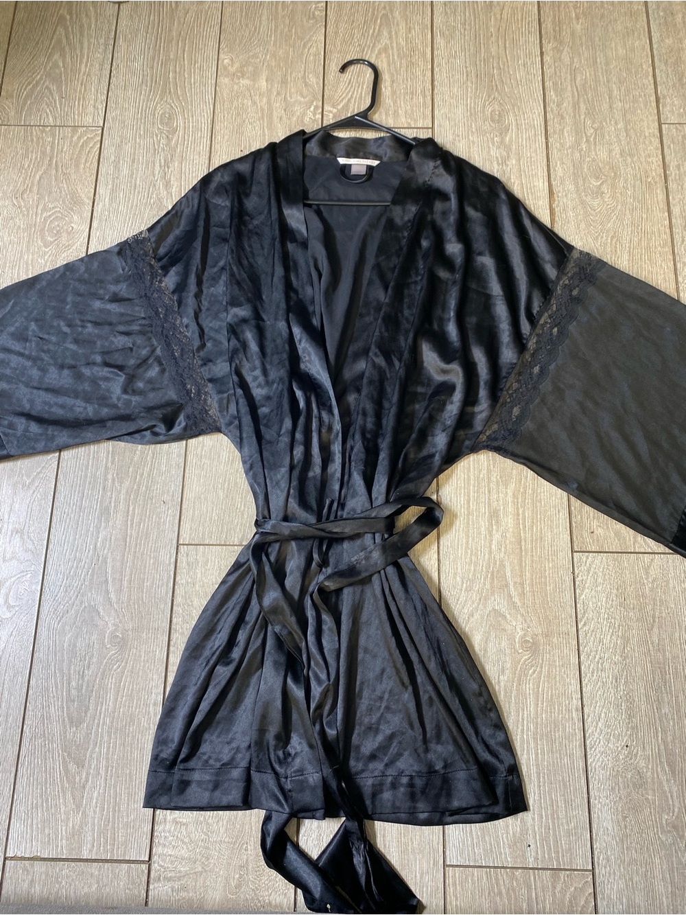 VTG Victoria Secret Black Satin Robe Kimono Lace Accent Sleeve Short Bathrobe